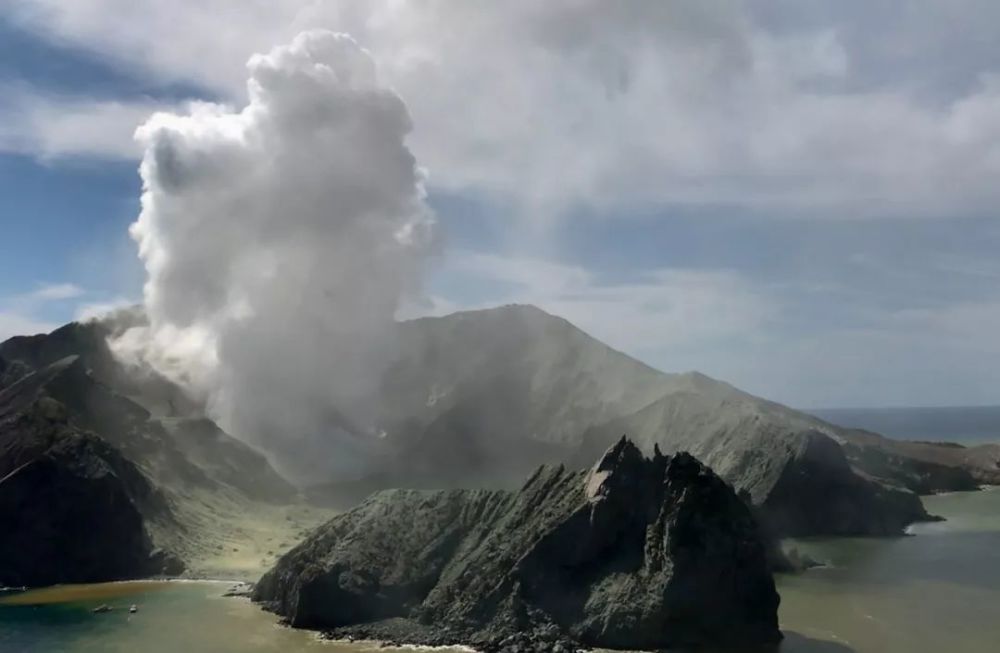 最新活火山噴發(fā)事件深度解析與觀點(diǎn)闡述，活火山的最新動(dòng)態(tài)及影響